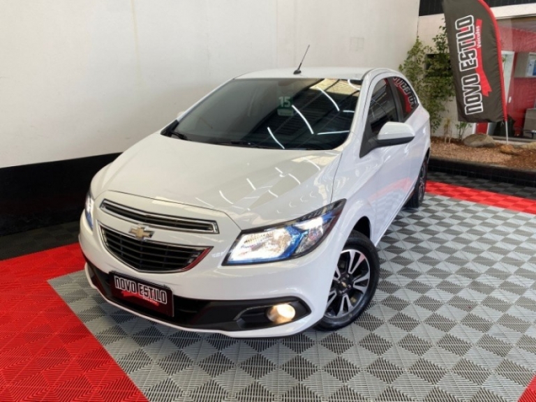 CHEVROLET - ONIX - 2014/2015 - Branca - R$ 55.000,00