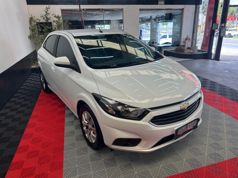 CHEVROLET - ONIX - 2018/2018 - Branca - R$ 59.900,00