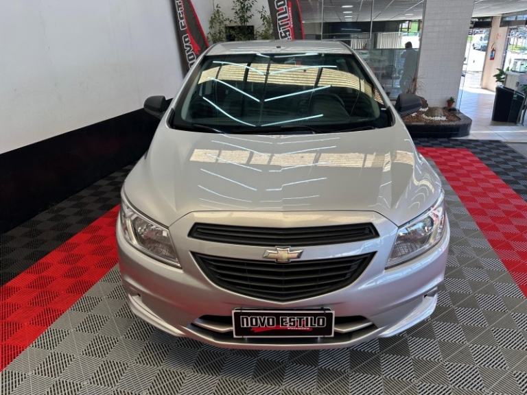 CHEVROLET - ONIX - 2014/2015 - Branca - R$ 45.000,00