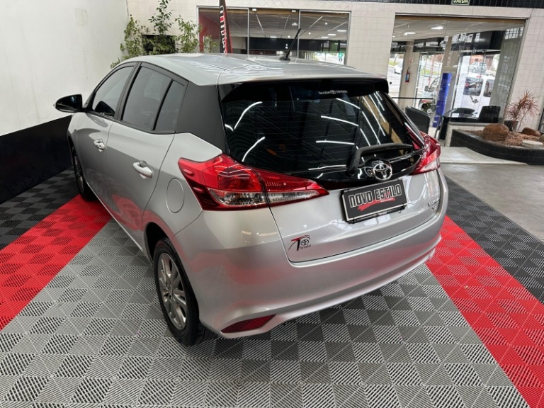 TOYOTA - YARIS - 2020/2020 - Prata - R$ 82.000,00