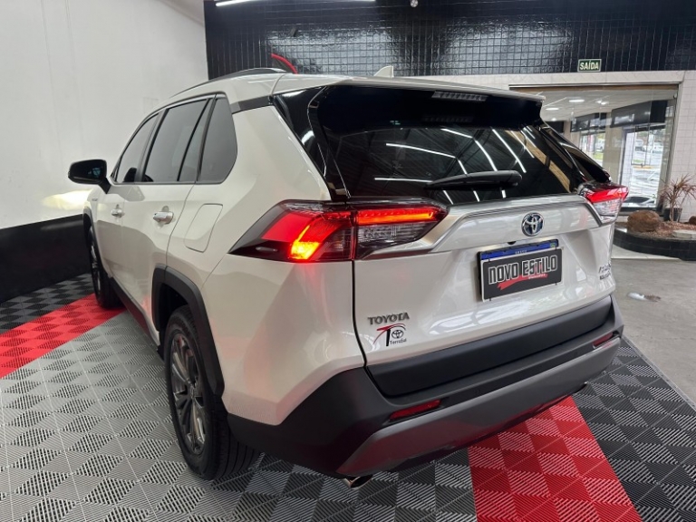 TOYOTA - RAV4 - 2021/2022 - Branca - R$ 270.000,00