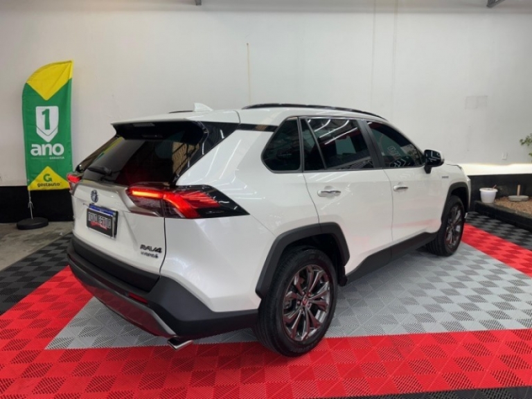 TOYOTA - RAV4 - 2021/2022 - Branca - R$ 255.000,00