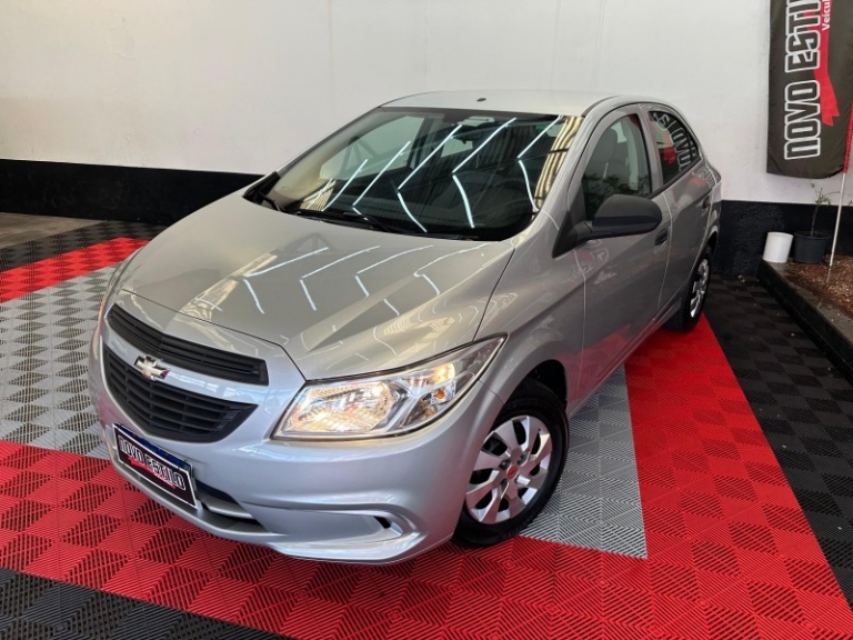 CHEVROLET - ONIX - 2014/2015 - Branca - R$ 45.000,00