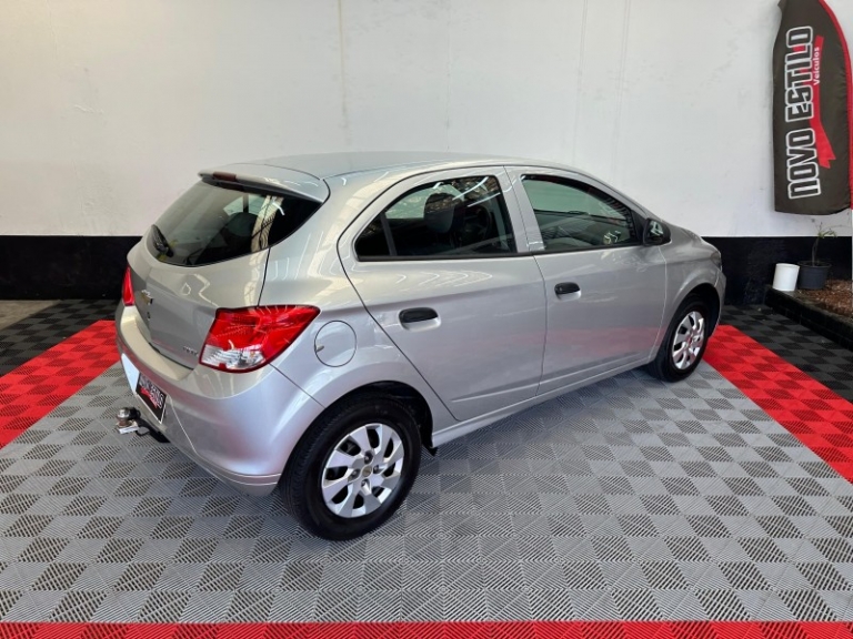 CHEVROLET - ONIX - 2014/2015 - Branca - R$ 45.000,00