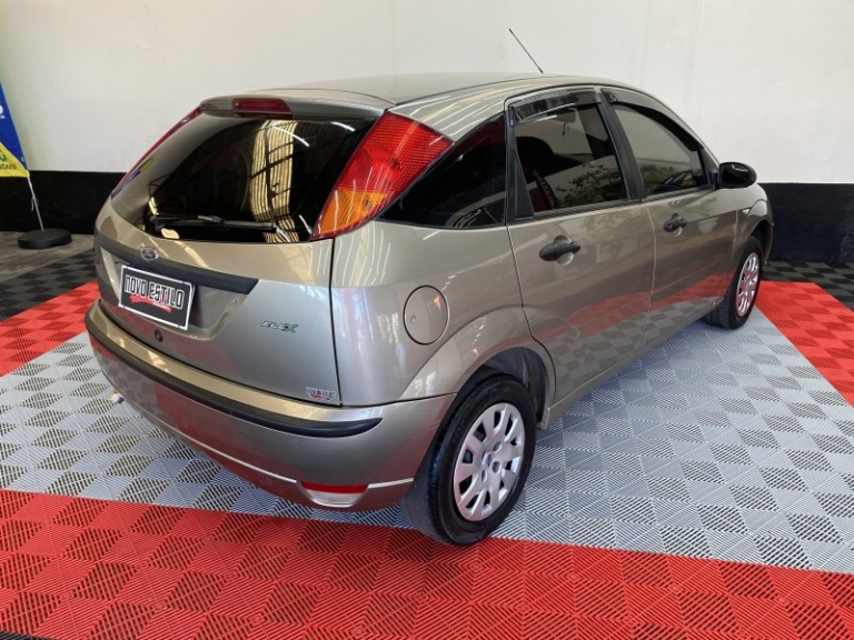 FORD - FOCUS - 2007/2008 - Prata - R$ 26.900,00