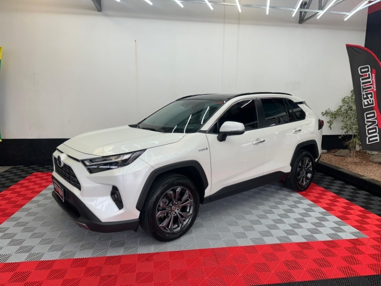 TOYOTA - RAV4 - 2021/2022 - Branca - R$ 270.000,00