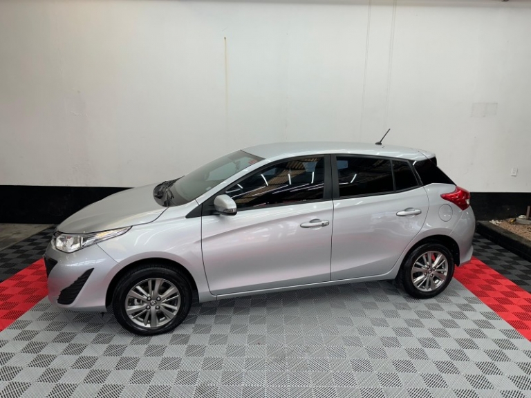 TOYOTA - YARIS - 2020/2020 - Prata - R$ 82.000,00