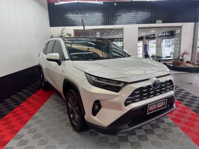 TOYOTA - RAV4 - 2021/2022 - Branca - R$ 270.000,00