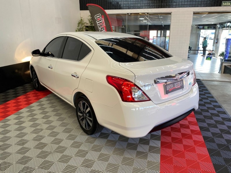 NISSAN - VERSA - 2018/2018 - Branca - R$ 64.000,00