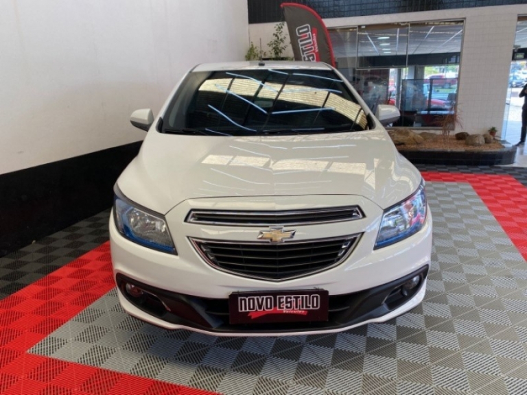 CHEVROLET - ONIX - 2014/2015 - Branca - R$ 55.000,00