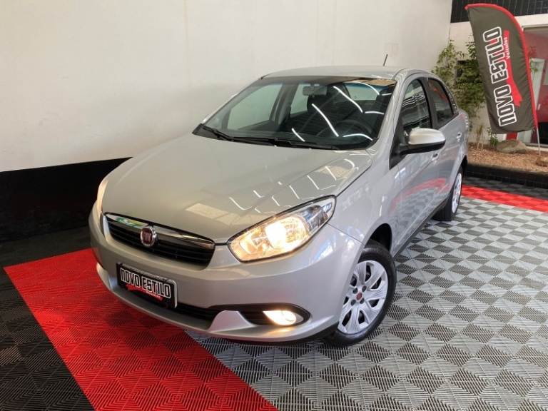 FIAT - GRAND SIENA - 2014/2015 - Prata - R$ 39.900,00