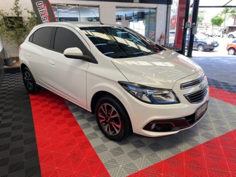 CHEVROLET - ONIX - 2014/2015 - Branca - R$ 55.000,00