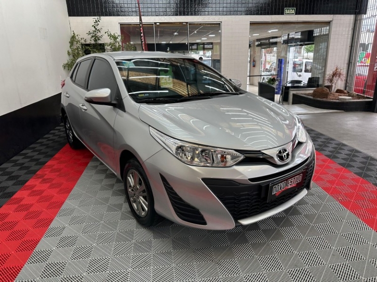 TOYOTA - YARIS - 2020/2020 - Prata - R$ 82.000,00