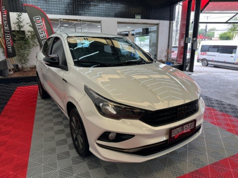 FIAT - CRONOS - 2022/2023 - Branca - R$ 79.900,00