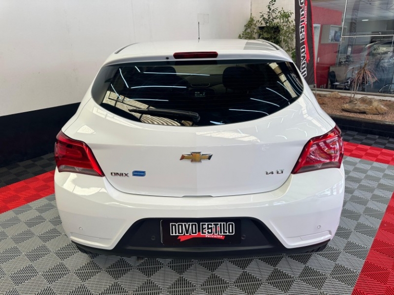 CHEVROLET - ONIX - 2018/2018 - Branca - R$ 59.900,00