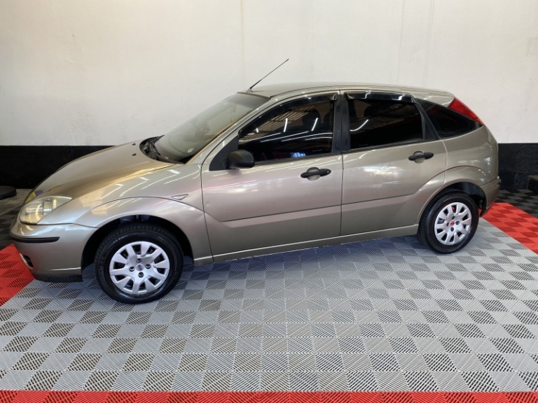 FORD - FOCUS - 2007/2008 - Prata - R$ 26.900,00