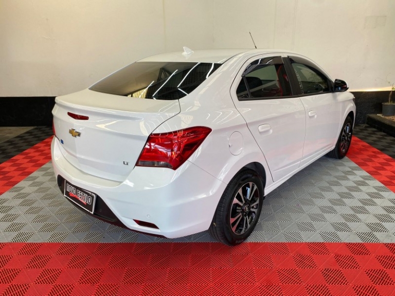 CHEVROLET - PRISMA - 2017/2018 - Branca - R$ 61.000,00