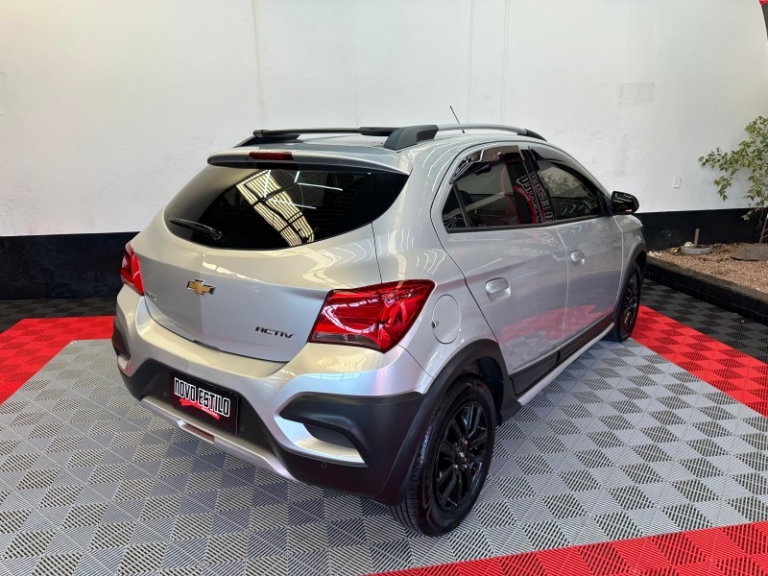 CHEVROLET - ONIX - 2018/2019 - Prata - R$ 67.000,00