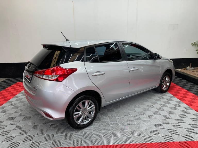 TOYOTA - YARIS - 2020/2020 - Prata - R$ 82.000,00