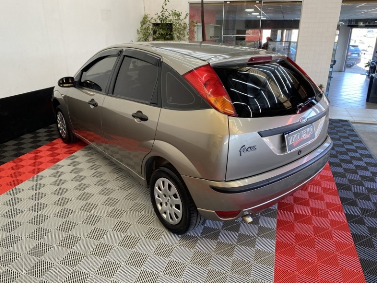 FORD - FOCUS - 2007/2008 - Prata - R$ 26.900,00