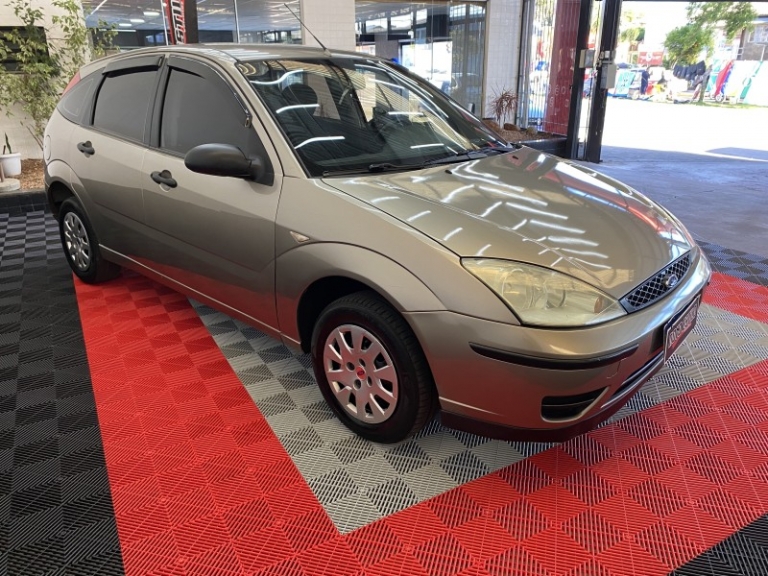 FORD - FOCUS - 2007/2008 - Prata - R$ 26.900,00