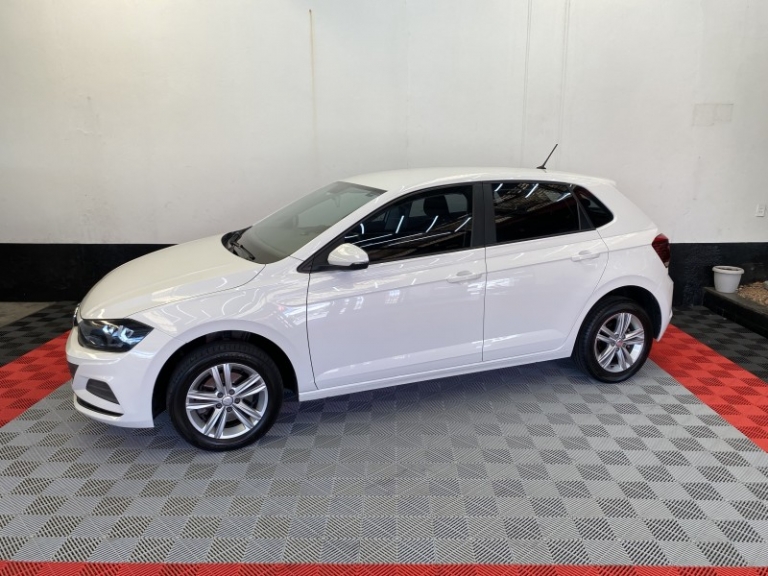 VOLKSWAGEN - POLO - 2019/2020 - Branca - R$ 78.000,00